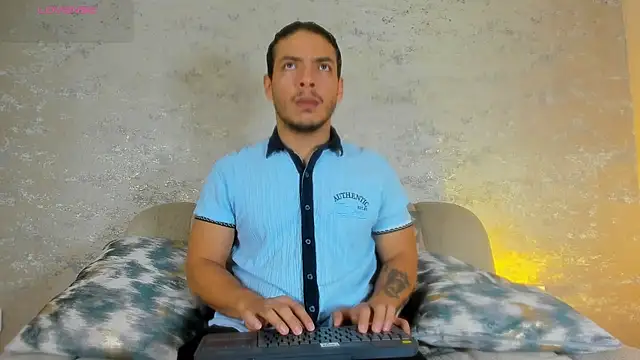 Snapshot of OliverWyse chatting on 06/28/26, 11:11 OliverWyse online show from 06/28/26, 11:11