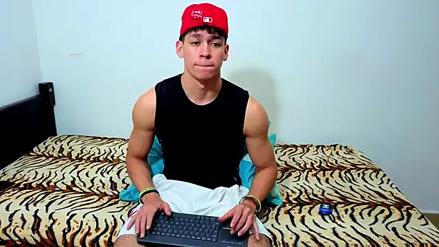 Snapshot of Luke_Muscle chatting on 06/15/26, 04:04 Luke Muscle online show from 06/15/26, 04:04