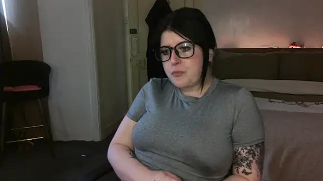 Snapshot of LucyLou31 chatting on 07/04/26, 02:56 LucyLou31 online show from 07/04/26, 02:56