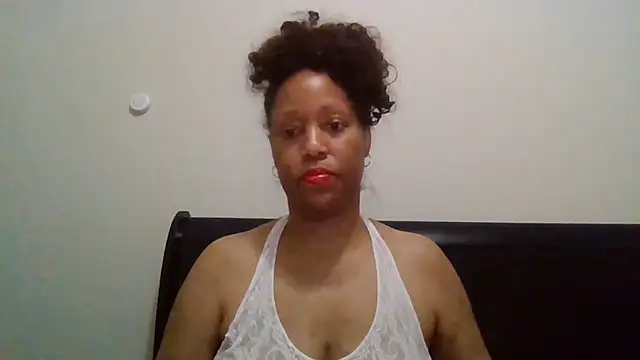 Snapshot of MsDeeLive chatting on 05/29/26, 04:32 MsDeeLive online show from 05/29/26, 04:32