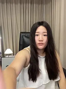Snapshot of Luckysisi-s chatting on 06/20/26, 02:25 Luckysisi-s online show from 06/20/26, 02:25
