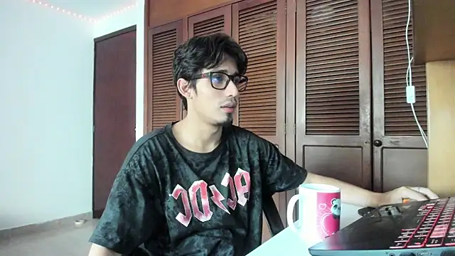 Snapshot of SrIncognito666 chatting on 06/18/26, 11:03 SrIncognito666 online show from 06/18/26, 11:03