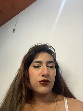 Snapshot of velariasoft_ chatting on 06/18/26, 05:06 velariasoft online show from 06/18/26, 05:06