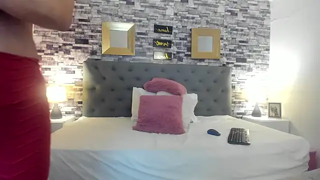 Snapshot of Yeseniaa_25 chatting on 07/15/26, 12:10 Yeseniaa 25 online show from 07/15/26, 12:10