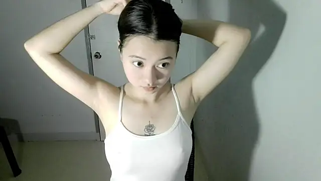 Snapshot of lily_cruzz chatting on 05/30/26, 08:00 lily cruzz online show from 05/30/26, 08:00