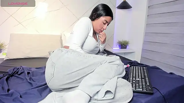 Snapshot of SARAH_COLLENS_ chatting on 07/04/26, 11:33 SARAH COLLENS online show from 07/04/26, 11:33