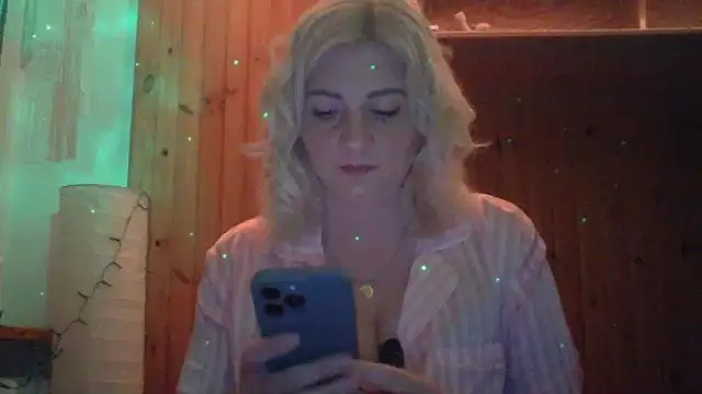 Snapshot of LunaaKiss chatting on 06/03/26, 10:15 LunaaKiss online show from 06/03/26, 10:15