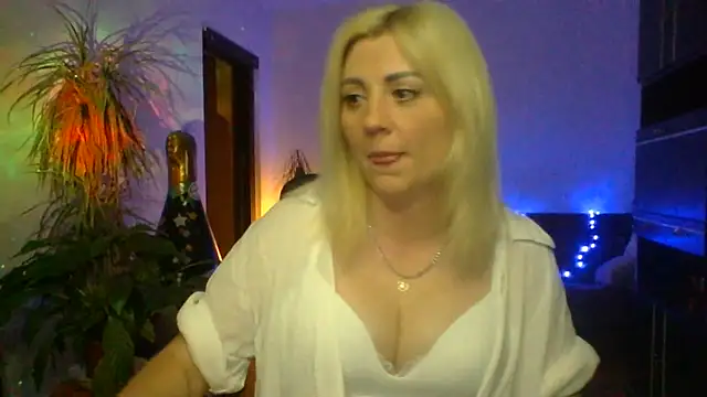 Snapshot of LunaaKiss chatting on 06/19/26, 08:12 LunaaKiss online show from 06/19/26, 08:12