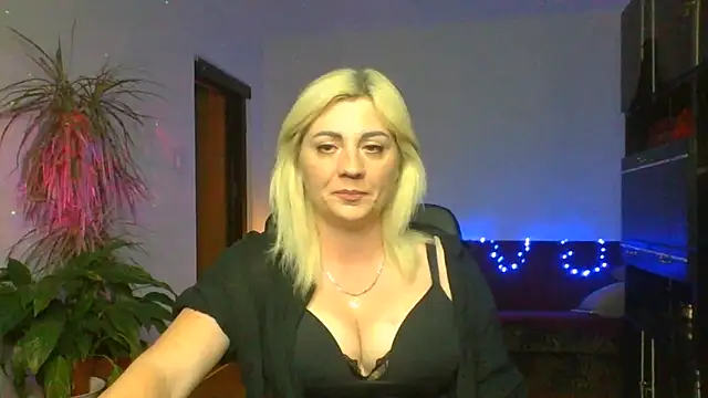 Snapshot of LunaaKiss chatting on 07/05/26, 07:43 LunaaKiss online show from 07/05/26, 07:43