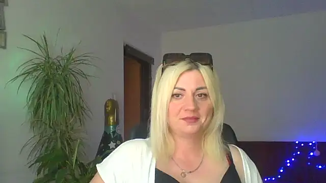 Snapshot of LunaaKiss chatting on 07/28/26, 05:23 LunaaKiss online show from 07/28/26, 05:23