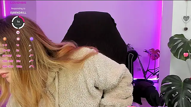 Snapshot of LindaWhite_ chatting on 03/04/25, 04:20 LindaWhite online show from 03/04/25, 04:20