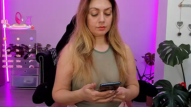Snapshot of LindaWhite_ chatting on 03/18/25, 05:10 LindaWhite online show from 03/18/25, 05:10
