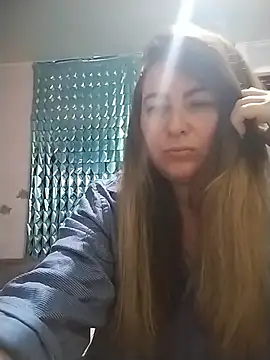 Snapshot of AngelWhite008 chatting on 08/05/26, 10:44 AngelWhite008 online show from 08/05/26, 10:44