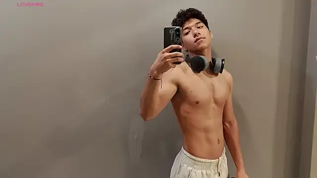 Snapshot of Maximiliano_Young chatting on 07/11/26, 11:57 Maximiliano Young online show from 07/11/26, 11:57