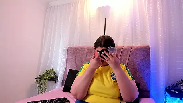 Snapshot of Emilie_Jones chatting on 06/13/26, 01:53 Emilie Jones online show from 06/13/26, 01:53