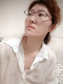 Snapshot of gaoyan880526 chatting on 06/17/26, 10:43 gaoyan880526 online show from 06/17/26, 10:43