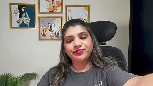 Hottiehaniya7245 online show from 06/01/26, 06:59