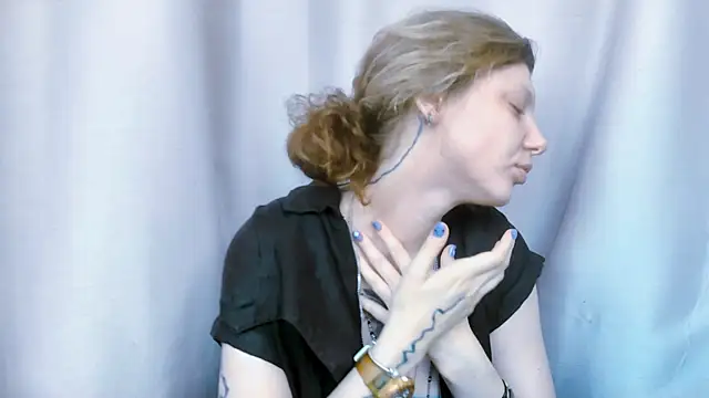 Snapshot of VivienDarkbloom chatting on 06/06/26, 12:43 VivienDarkbloom online show from 06/06/26, 12:43