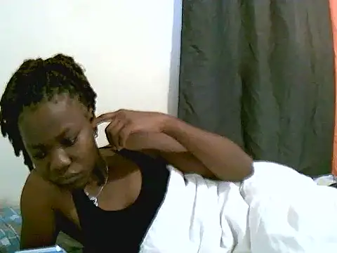 Snapshot of QueenSar chatting on 06/22/26, 05:15 QueenSar online show from 06/22/26, 05:15