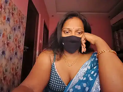 Snapshot of Meenakshy chatting on 07/12/26, 02:41 Meenakshy online show from 07/12/26, 02:41