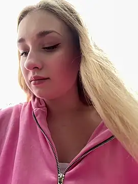Snapshot of Polly_Pop chatting on 07/20/26, 01:24 Polly Pop online show from 07/20/26, 01:24