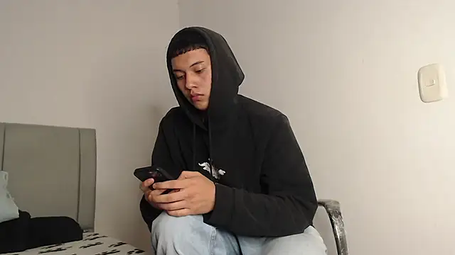 Snapshot of Owenn__blueee chatting on 06/19/26, 03:22 Owenn blueee online show from 06/19/26, 03:22