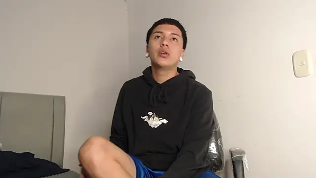 Snapshot of Owenn__blueee chatting on 07/22/26, 06:11 Owenn blueee online show from 07/22/26, 06:11