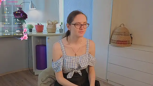 Snapshot of EstelaWeninger chatting on 07/21/26, 04:04 EstelaWeninger online show from 07/21/26, 04:04