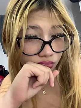 Snapshot of zury_cute1 chatting on 06/05/26, 06:52 zury cute1 online show from 06/05/26, 06:52