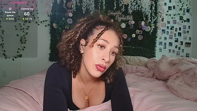 LyraCovee online show from 06/17/26, 12:35