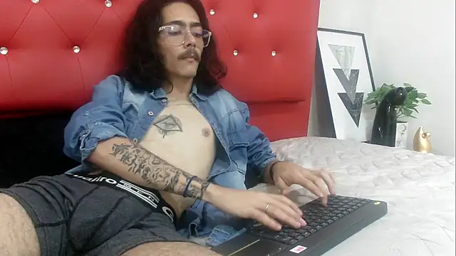 Snapshot of bigcock_robert chatting on 06/20/26, 07:49 bigcock robert online show from 06/20/26, 07:49