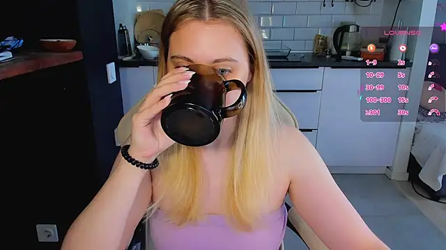 Snapshot of blonde_kellyy chatting on 06/20/26, 04:04 blonde kellyy online show from 06/20/26, 04:04