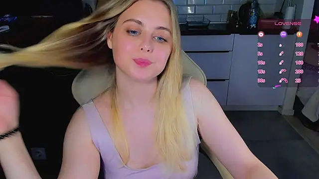 Snapshot of blonde_kellyy chatting on 06/21/26, 12:02 blonde kellyy online show from 06/21/26, 12:02