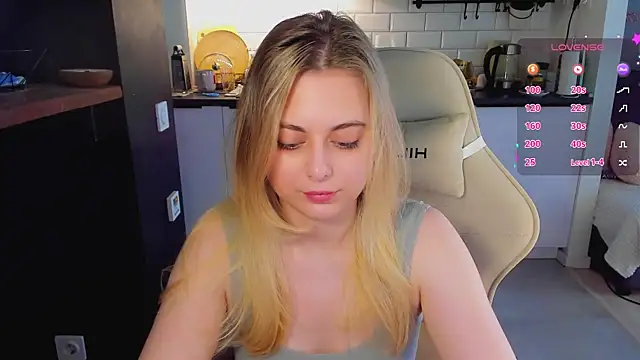 Snapshot of blonde_kellyy chatting on 06/23/26, 03:37 blonde kellyy online show from 06/23/26, 03:37