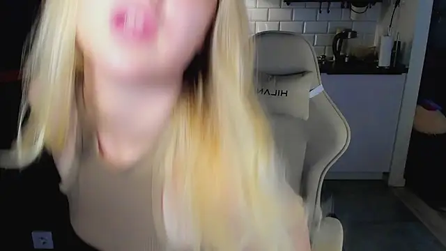 Snapshot of blonde_kellyy chatting on 06/25/26, 11:04 blonde kellyy online show from 06/25/26, 11:04