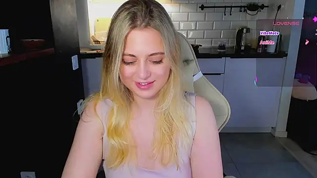 Snapshot of blonde_kellyy chatting on 06/26/26, 07:35 blonde kellyy online show from 06/26/26, 07:35