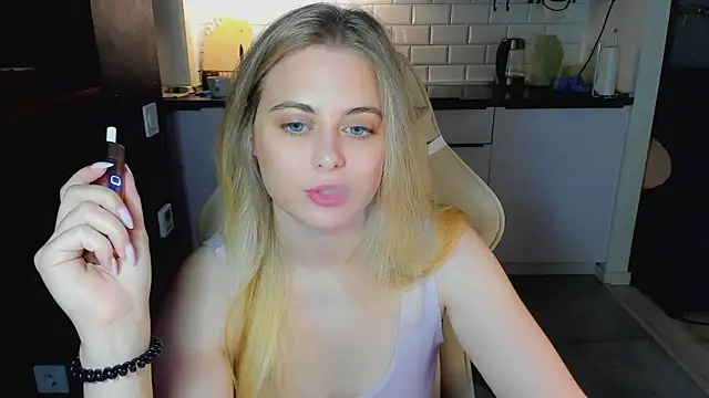 Snapshot of blonde_kellyy chatting on 07/14/26, 02:05 blonde kellyy online show from 07/14/26, 02:05