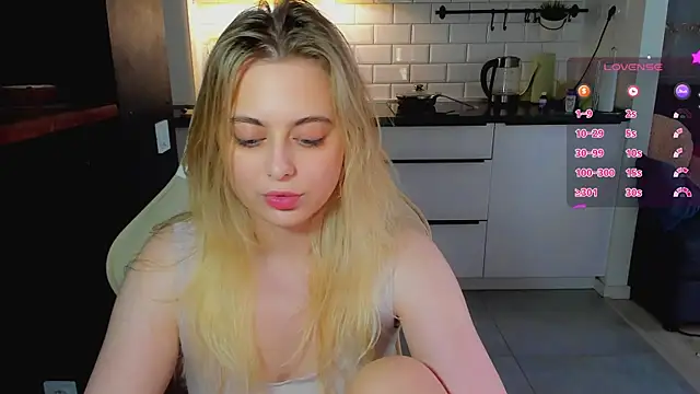 Snapshot of blonde_kellyy chatting on 07/27/26, 06:20 blonde kellyy online show from 07/27/26, 06:20