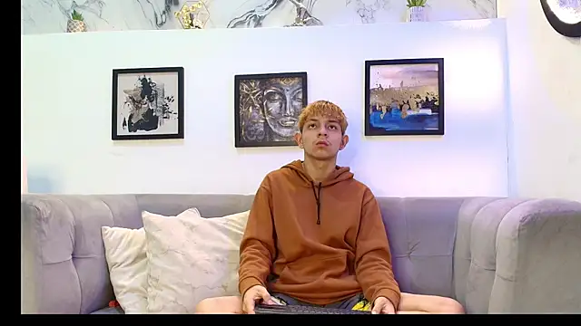 BLACK AND WHITET online show from 07/12/26, 02:13