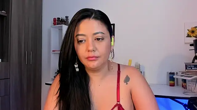 Snapshot of LauraToro_ chatting on 06/13/26, 09:13 LauraToro online show from 06/13/26, 09:13