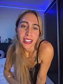 Snapshot of NicoleWilder chatting on 06/19/26, 01:32 NicoleWilder online show from 06/19/26, 01:32