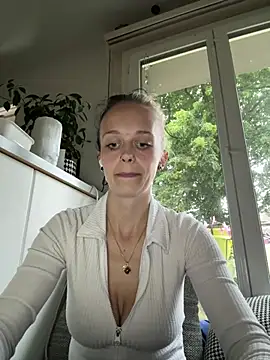 Snapshot of LillyWannaPlay chatting on 06/11/26, 06:28 LillyWannaPlay online show from 06/11/26, 06:28