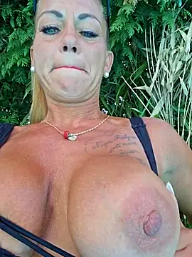 Snapshot of housewifebella chatting on 07/14/26, 02:01 housewifebella online show from 07/14/26, 02:01