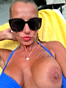 Snapshot of housewifebella chatting on 07/17/26, 05:07 housewifebella online show from 07/17/26, 05:07
