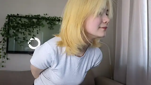 Snapshot of Emily_Miu chatting on 06/16/26, 02:58 Emily Miu online show from 06/16/26, 02:58