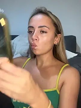 Snapshot of Harrietbronzex chatting on 08/01/26, 03:33 Harrietbronzex online show from 08/01/26, 03:33