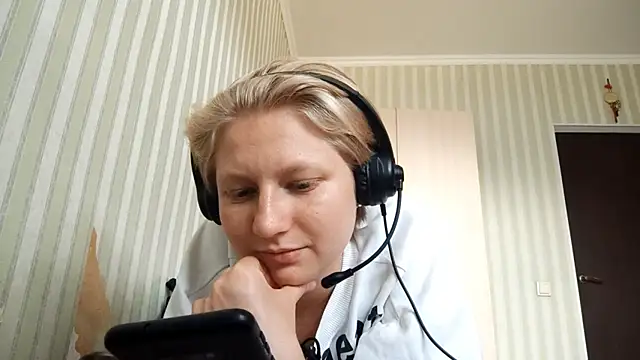 Snapshot of JennyShortcut chatting on 06/18/26, 12:53 JennyShortcut online show from 06/18/26, 12:53