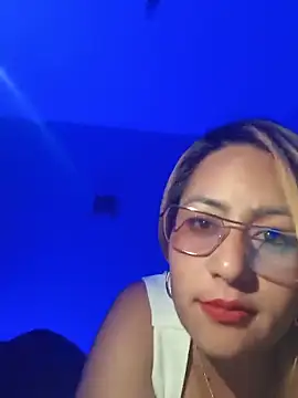 Snapshot of Chikyardiente2068 chatting on 06/19/26, 01:32 Chikyardiente2068 online show from 06/19/26, 01:32