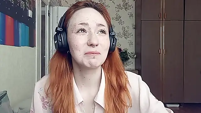 YaniraHeneisen online show from 06/17/26, 01:01
