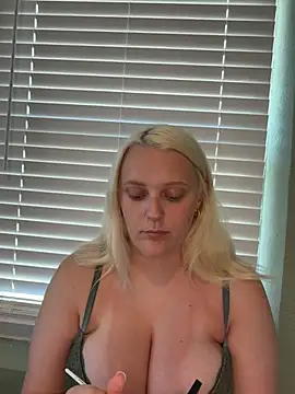 Snapshot of Blondebarbie21 chatting on 06/28/26, 07:42 Blondebarbie21 online show from 06/28/26, 07:42